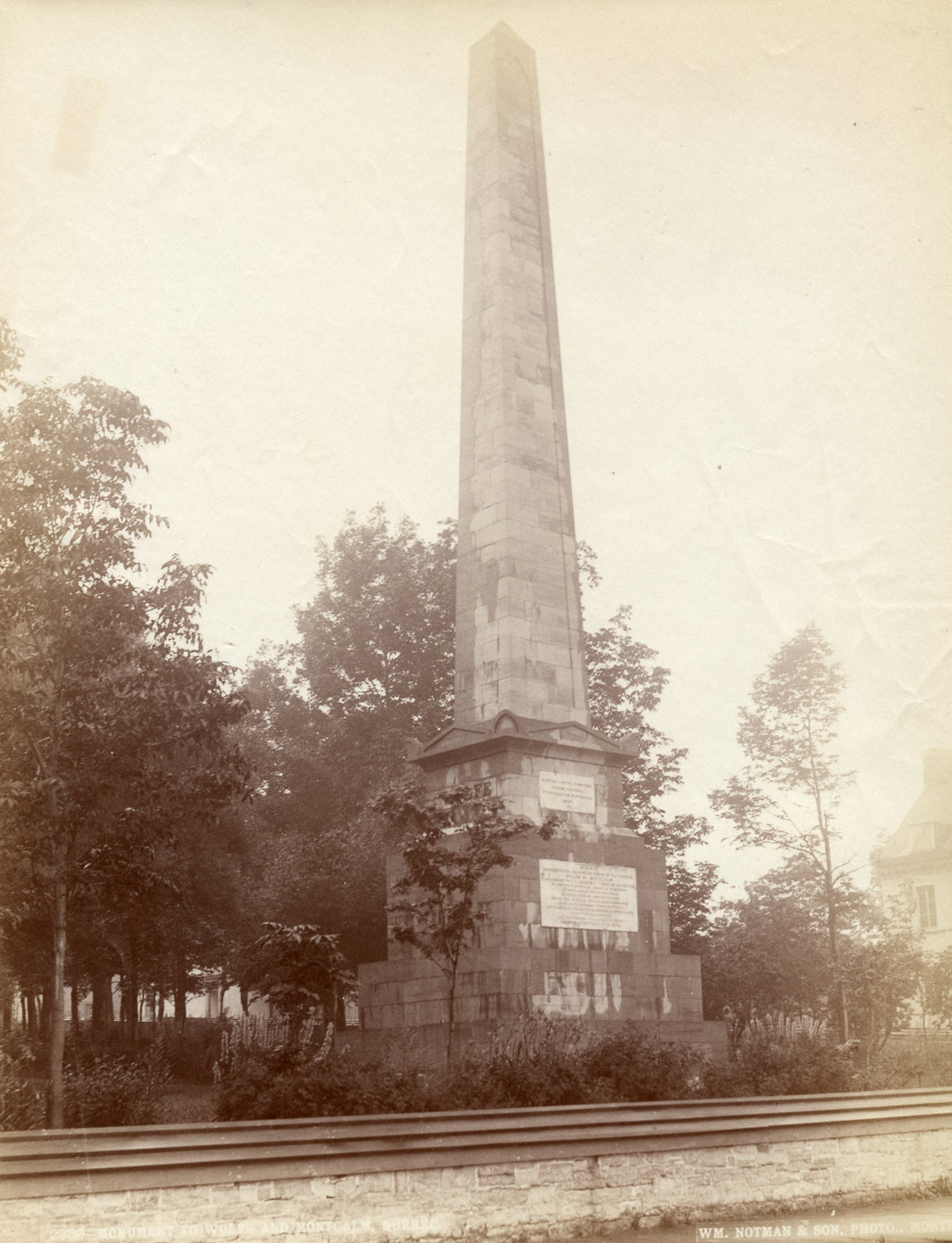 Photograph of the Wolfe and Montcalm monument, Quebec City 