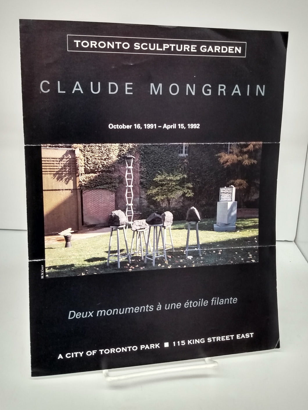 Claude Mongrain: Deux monuments à une étoile filante