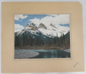 Colour photo of Three Sisters